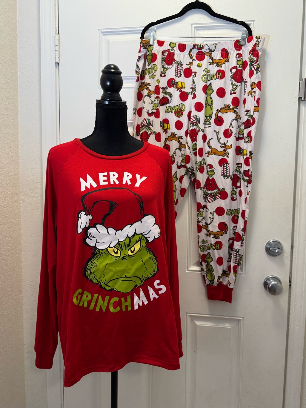 Womens Grinch Graphic Red Holiday Pajama Set 0215